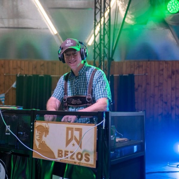 Octoberfest2025-134 DJ Bezos-600x600